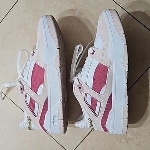 ✨️PUMA WOMENS SNEAKERS WITH GOLD CHAIN ON BACK SZ 6✨️